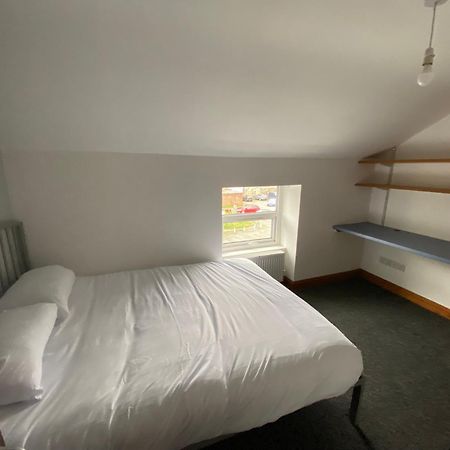 Room In A Shared House Бангор Екстериор снимка