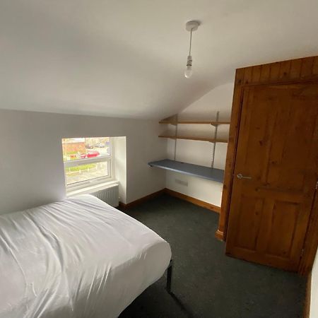 Room In A Shared House Бангор Екстериор снимка