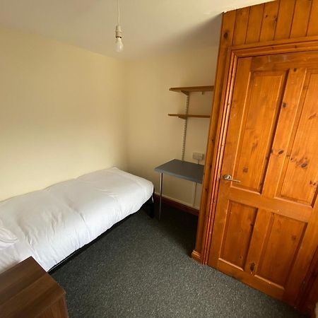 Room In A Shared House Бангор Екстериор снимка