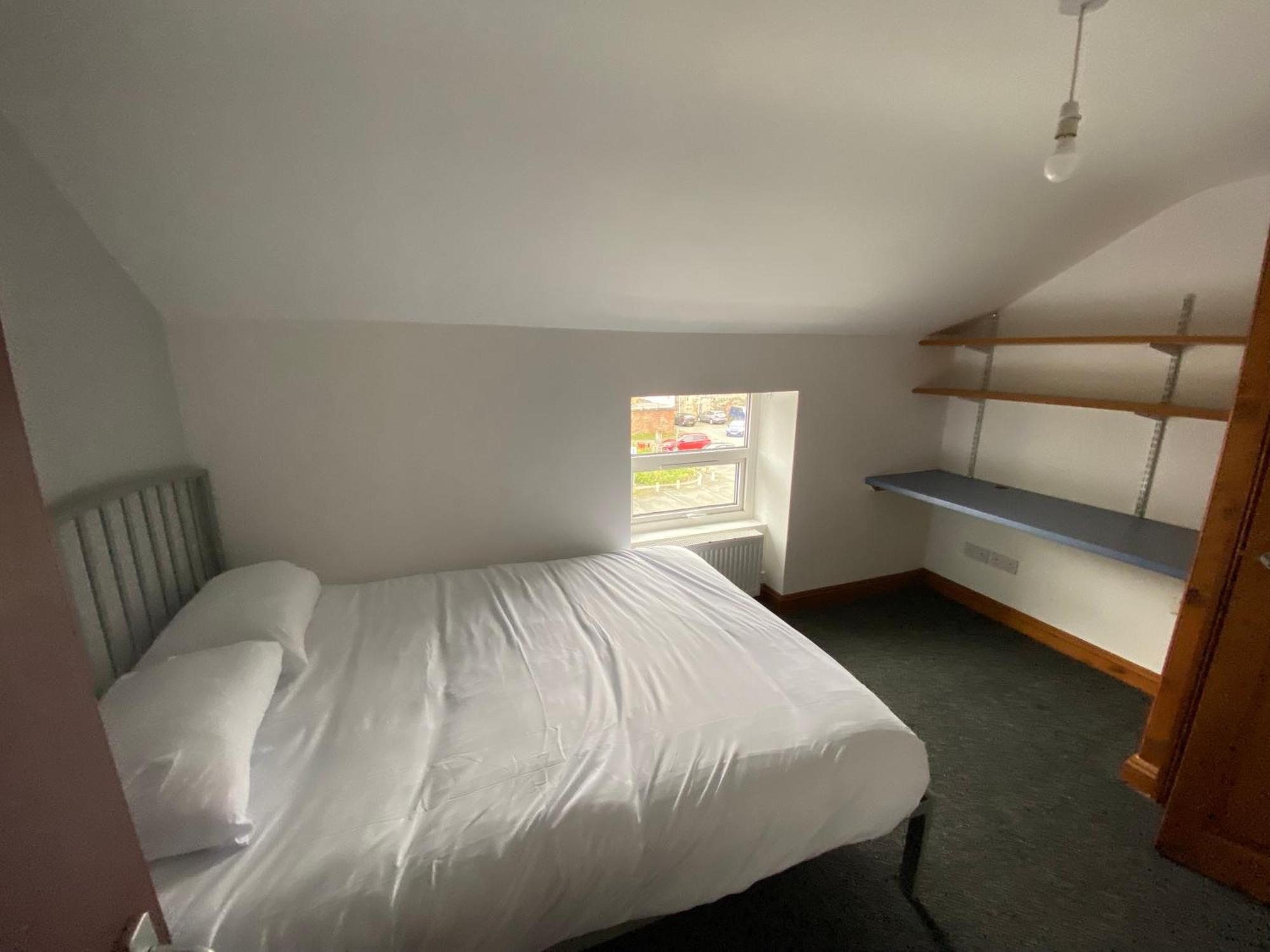 Room In A Shared House Бангор Екстериор снимка