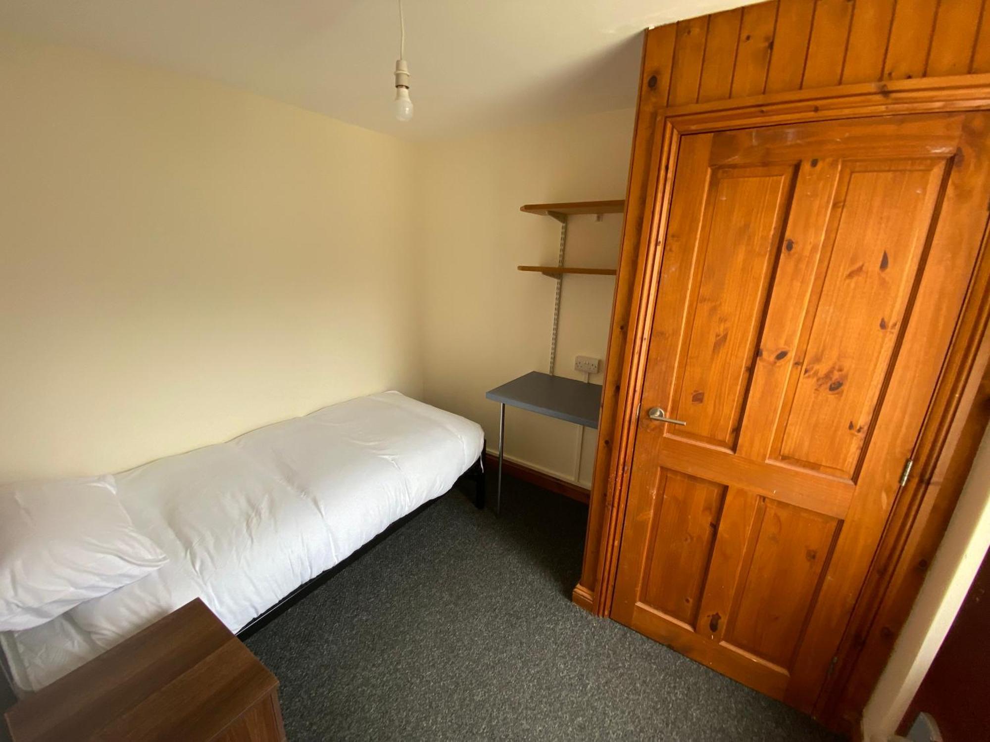 Room In A Shared House Бангор Екстериор снимка